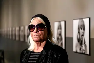 A artista Natalia LL em frente à sua obra de arte, "Consumer Art".