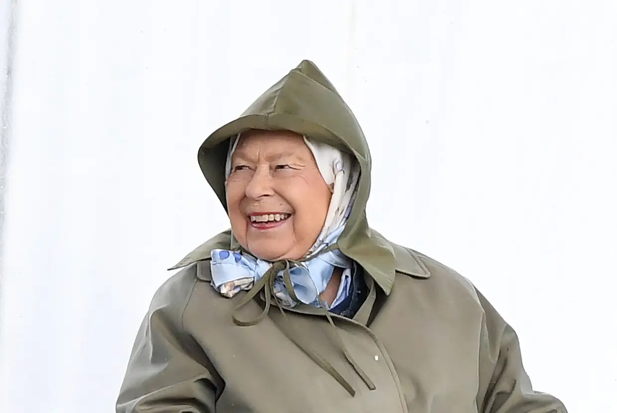Rainha Isabel II de Inglaterra durante um espetáculo de cavalos no Castelo de Windsor.