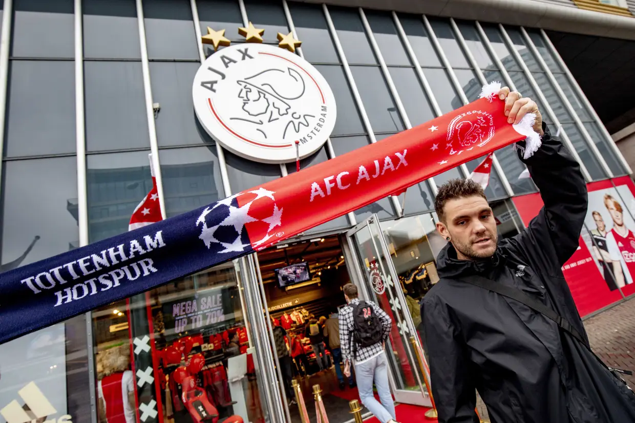 Adeptos do Ajax junto ao estádio onde a equipa vai disputar com o Tottenham um lugar na final da Champions.