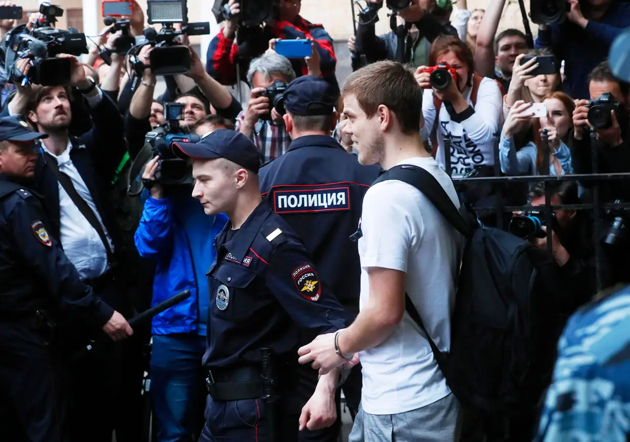 O futebolista russo Alexander Kokorin à saída do tribunal depois de ser condenado a ano e meio de prisão por agressões, à semelhança do jogador Pável Mamáev.