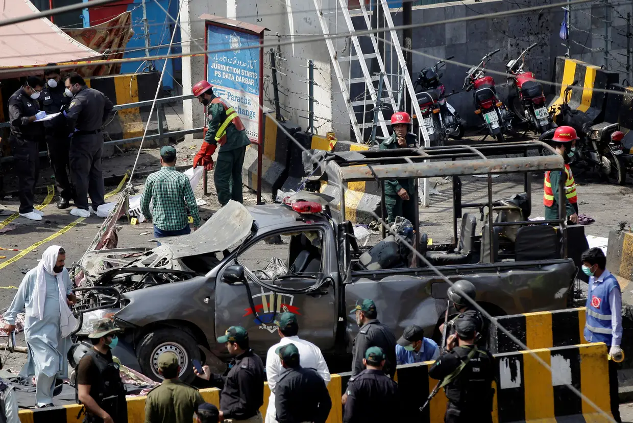 Autoridades paquistanesas no local de uma explosão em Lahore que fez vários mortos e feridos.
