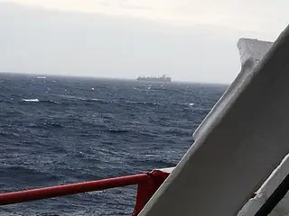 O longe o ferry com 342 pessoas a bordo que se encontra à deriva no mar em Kornati