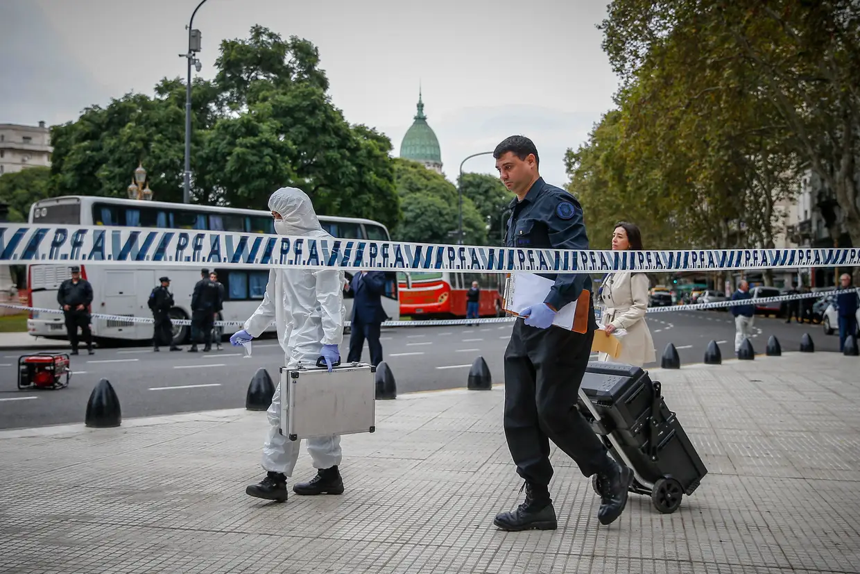 Membros da Polícia Federal Argentina trabalham no local onde o deputado argentino Hector Olivares, da União Cívica Radical (UCR), foi baleado, em Buenos Aires, Argentina.