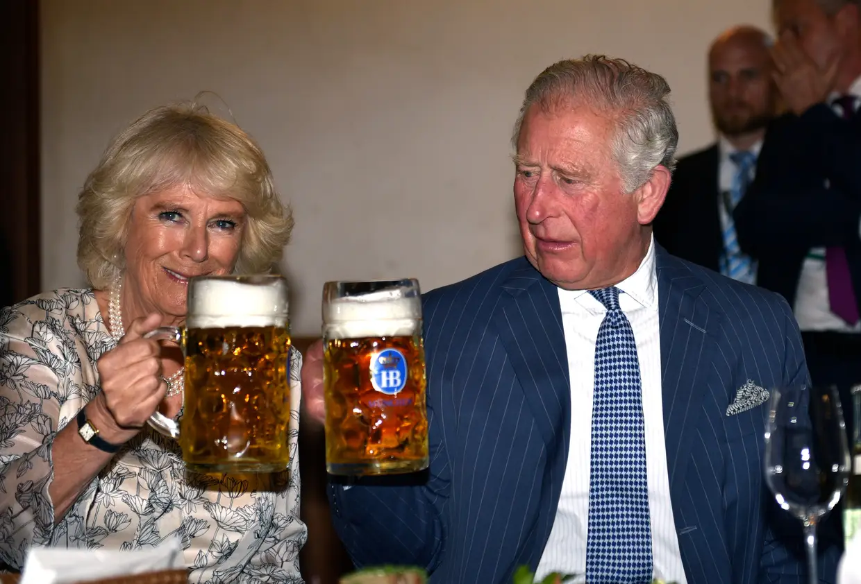 O Príncipe Carlos e a duquesa da Cornualha, Camila, durante a visita a Munique, Alemanha.