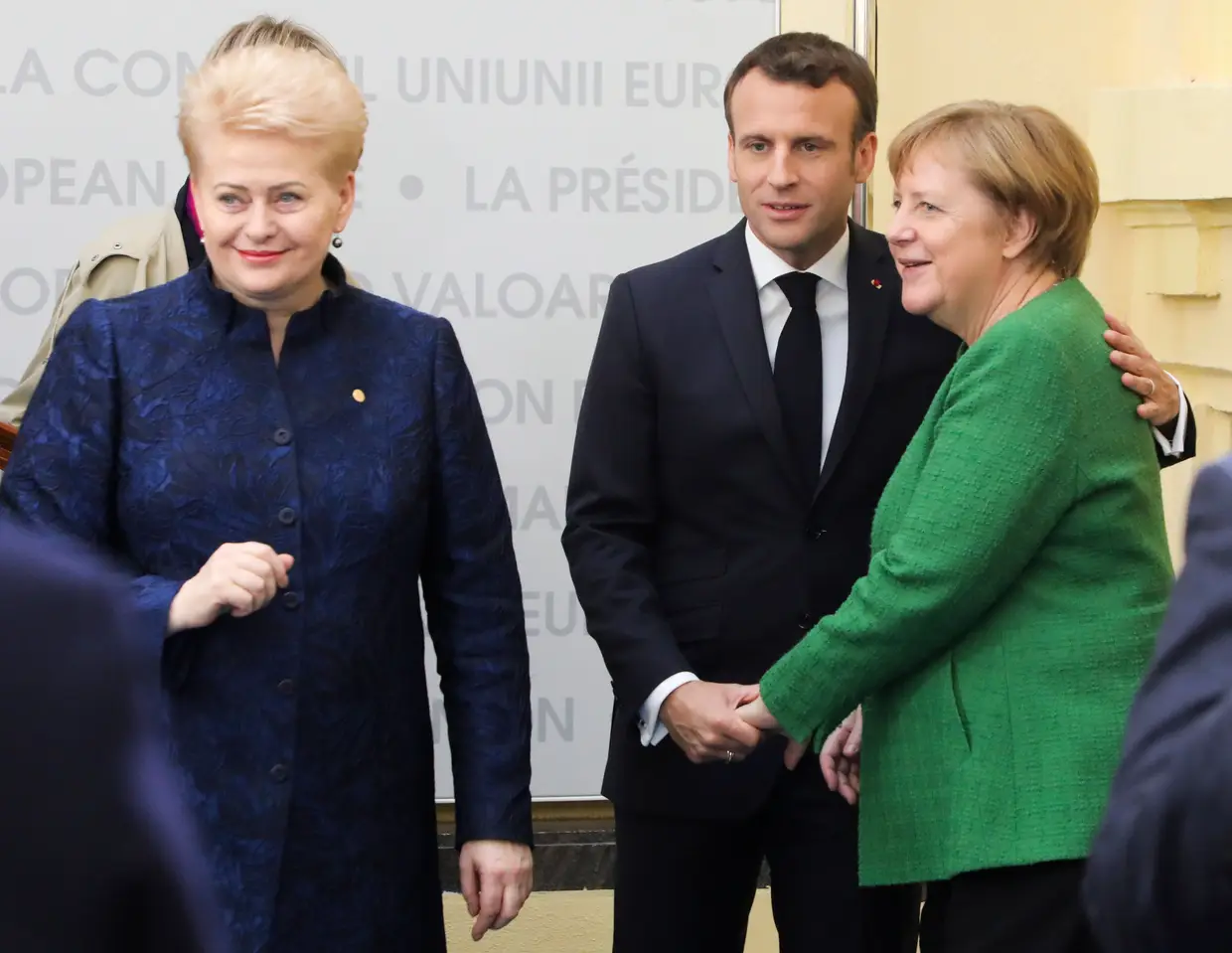 O presidente francês, Emmanuel Macron, e a chanceler alemã, Angela Merkel, no encontro dos líderes europeus em Sibiu, Roménia.