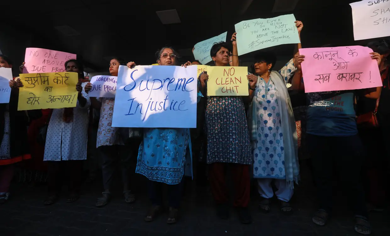 Indianas protestam em Bombaim depois de um juiz ter sido ilibado de uma queixa de assédio sexual.