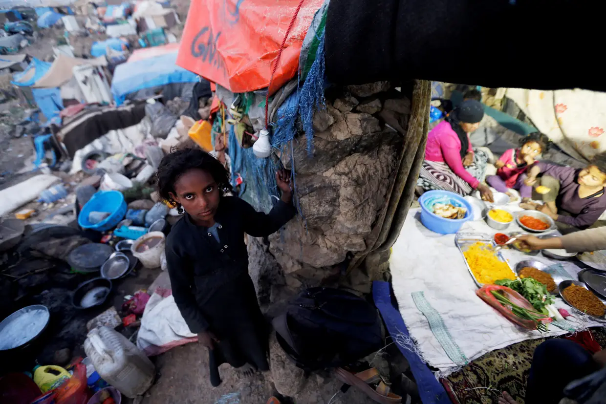 Uma criança deslocada devido aos combates em Taiz, durante o mês do Ramadão numa favela nos arredores de Sana, no Iémen.