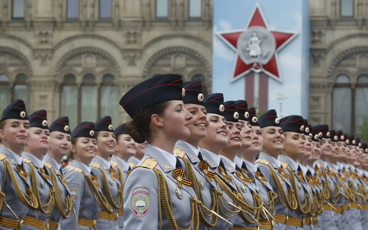 Russas marcham durante o desfile do Dia da Vitória, na Praça Vermelha, Moscovo.