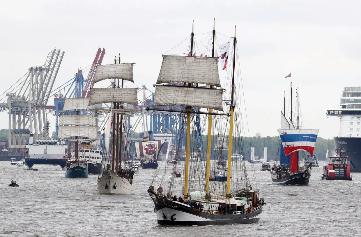 Desfile de 300 navios e barcos históricos e modernos no 830.º aniversário do porto de Hamburgo, Alemanha.
