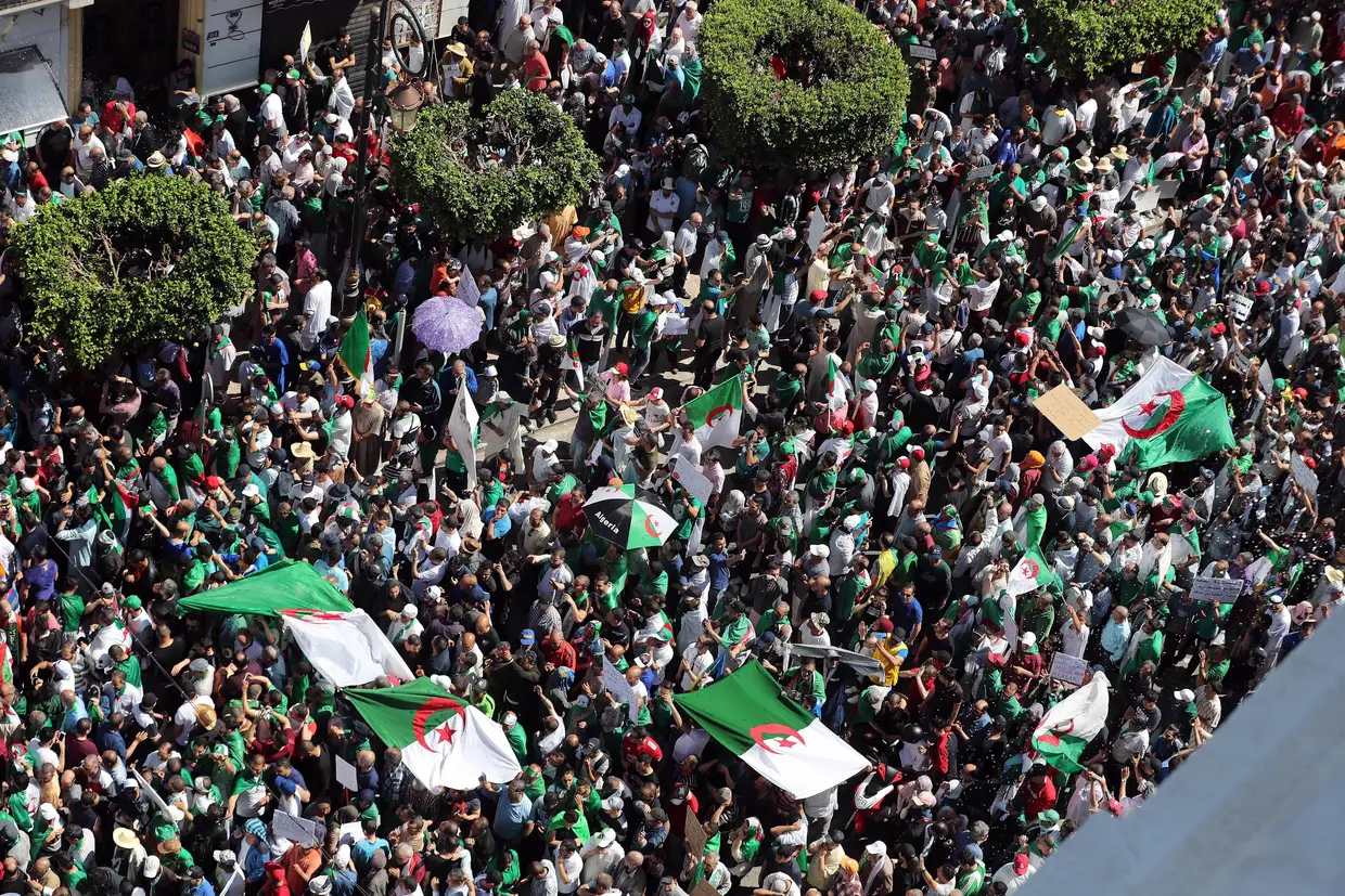 Protestos na Argélia contra o regime.