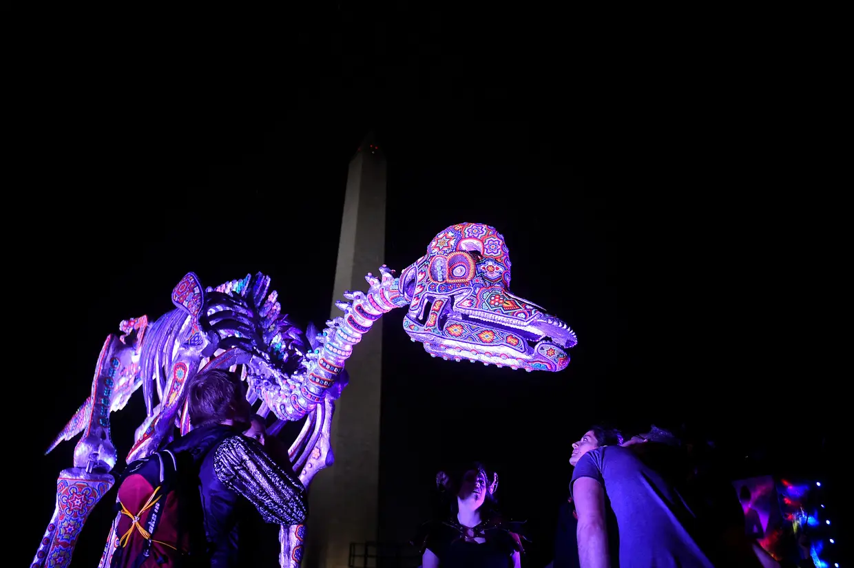 Uma réplica de dinossauro, Washington, Estados Unidos da América.