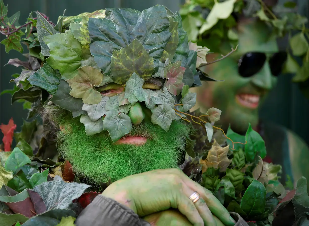 Participantes na parada anual "Jack In The Green", em Hastings, Inglaterra.