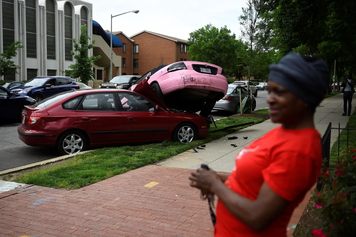 Uma colisão entre dois carros em Washington, Estados Unidos.
