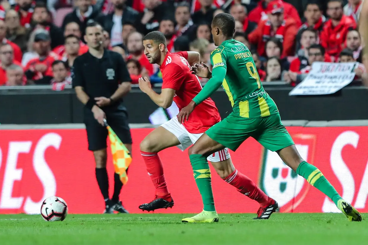 Taarabt, médio ofensivo, 29 anos - 5 jogos, 0 golos - no Benfica desde 2015