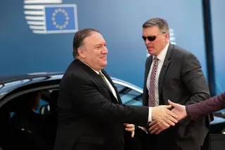 O Secretário de Estado dos EUA; Mike Pompeo, à chega para a reunião dos ministros dos Negócios Estrangeiros da União Europeia, para a qual foi convidado