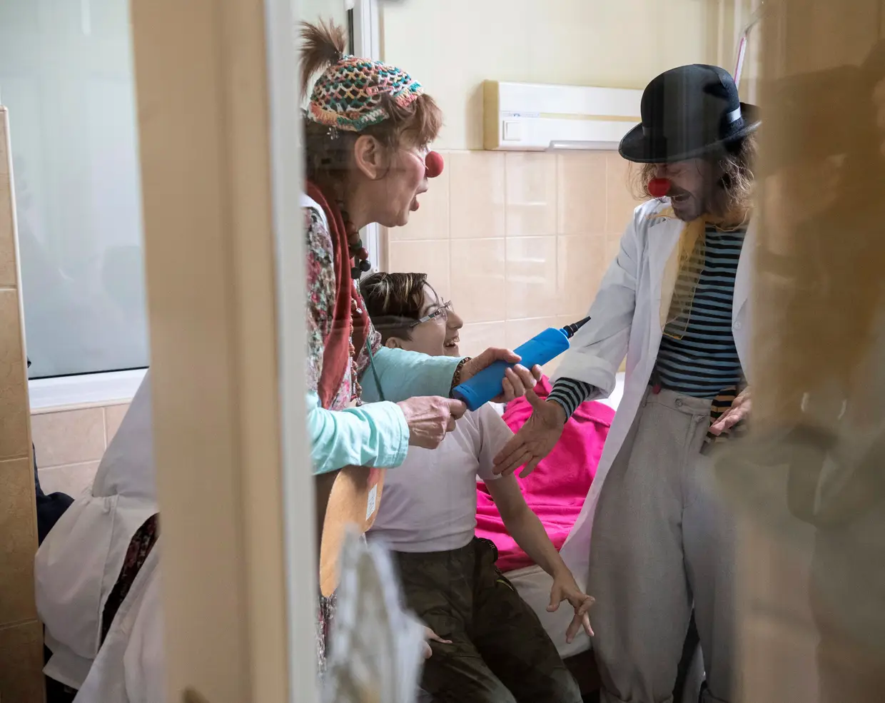 Doutores palhaços visitam crianças hospitalizadas em Budapeste, Húngria.