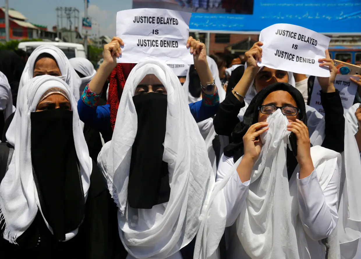 Estudantes protestam, em Srinagar, na Caxemira indiana, por um castigo para o alegado violador de uma criança de três anos.