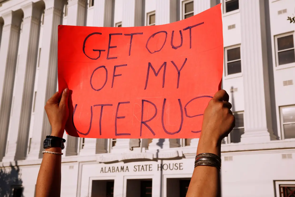 Manifestantes a favor do aborto protestam em frente ao Alabama State House contra a lei anti aborto mais estrita dos Estados Unidos.