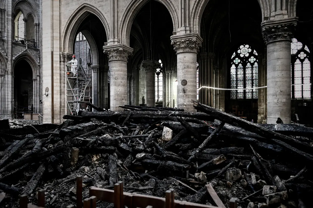Os destroços da Notre Dame, um mês após o incêndio que destruiu parte da catedral, em Paris, França.