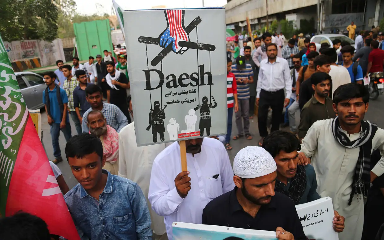 Muçulmanos xiitas paquistaneses protestam contra Israel e os EUA em Karachi, Paquistão.