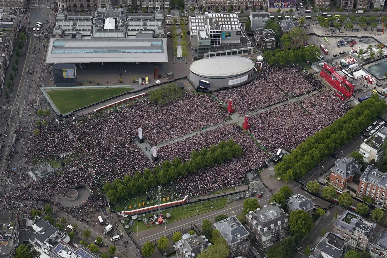 Adeptos do Ajax comemoram na Praça dos Museus a vitória do campeonato de futebol, Amsterdão, Holanda.