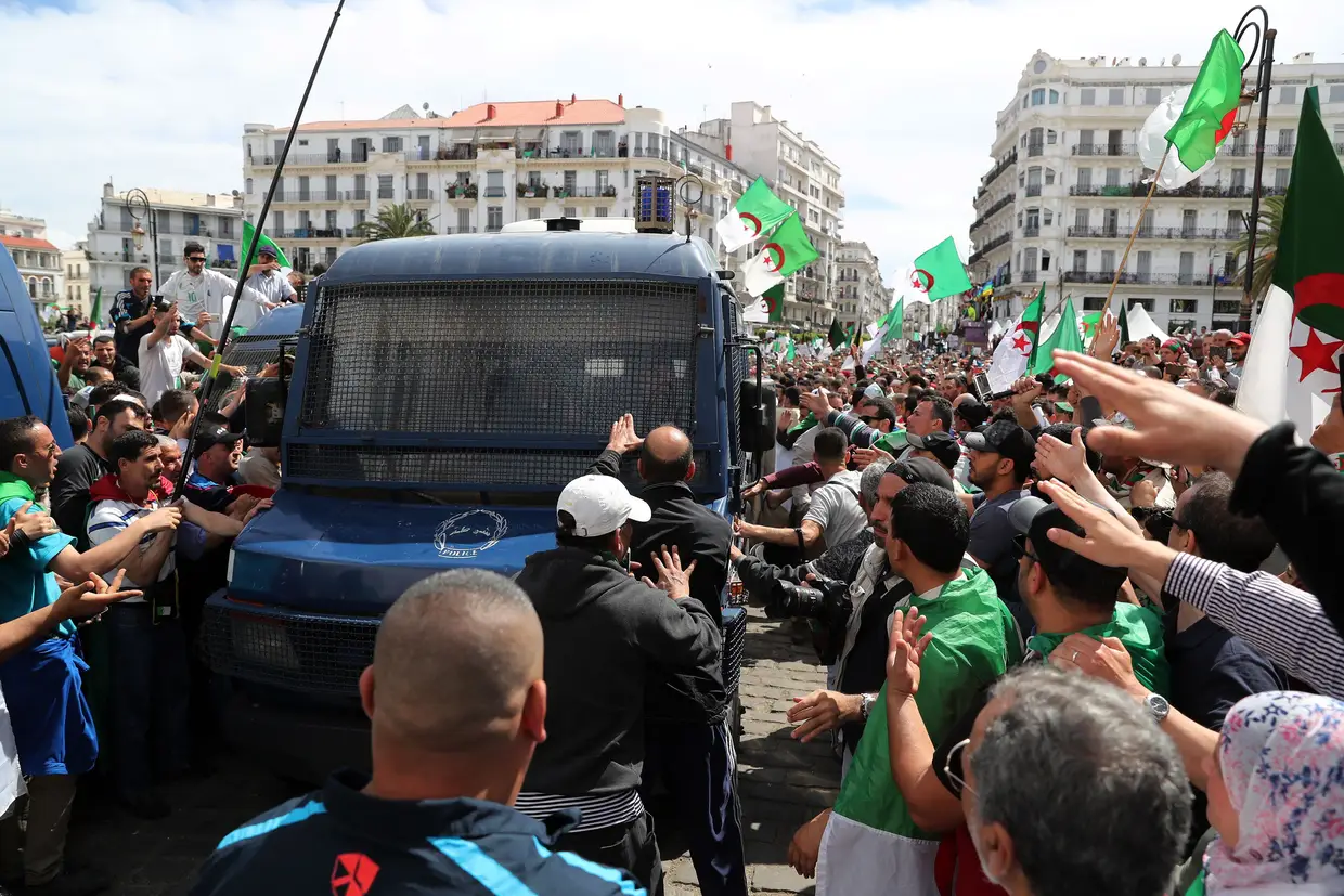 Protestos contra o regime na Argélia.