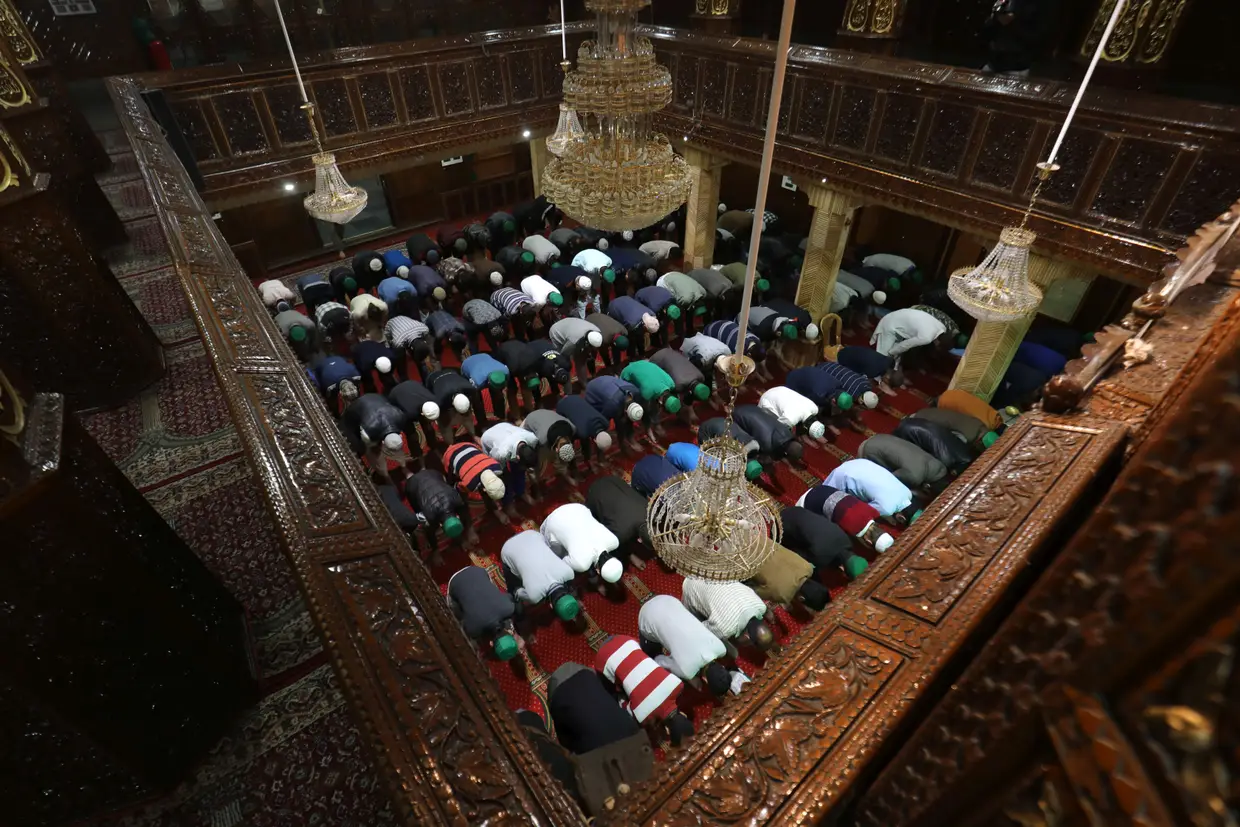 Orações na mesquita de Srinagar durante o mês do Ramadão, em Caxemira, Índia.