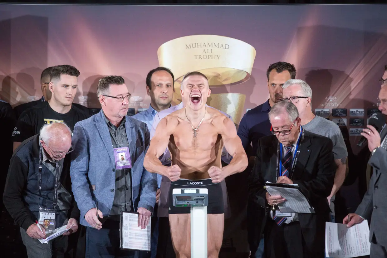 O pugilista Baranchyk durante a pesagem no dia da luta, em Glasgow, Escócia.