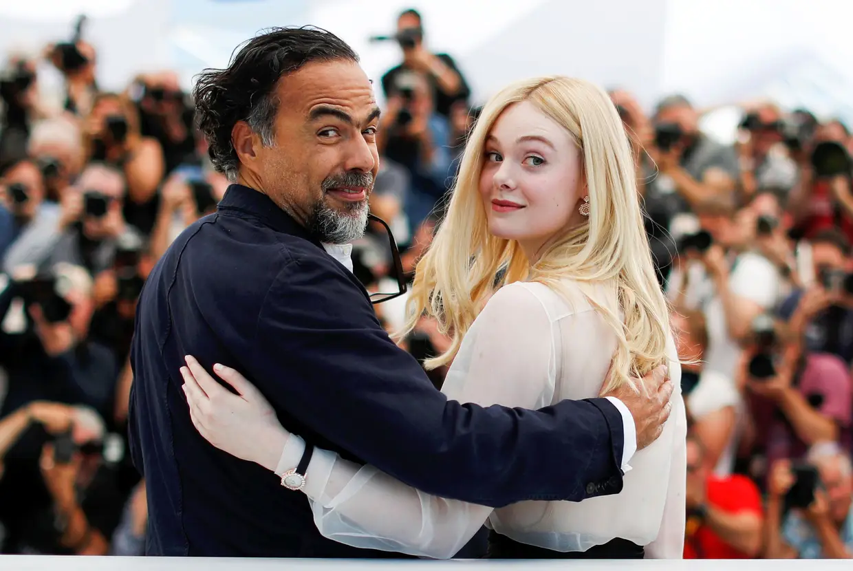 O presidente do jurí do Festival de Cinema de Cannes, Alejandro González Iñárritu, e Elle Fanning, que faz parte do júri, posam para uma foto.