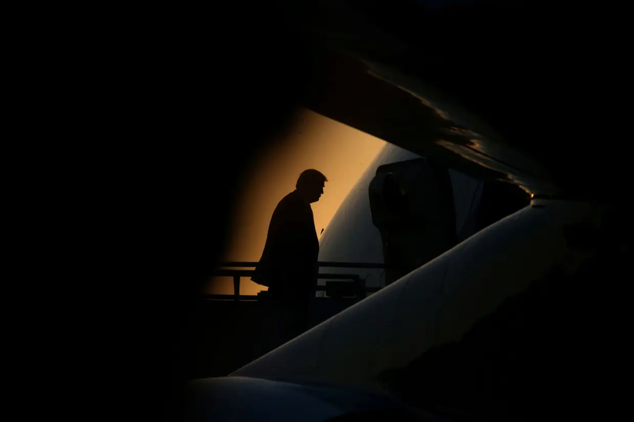 Donald Trump entra no avião Air Force One, Louisiana, Estados Unidos da América.