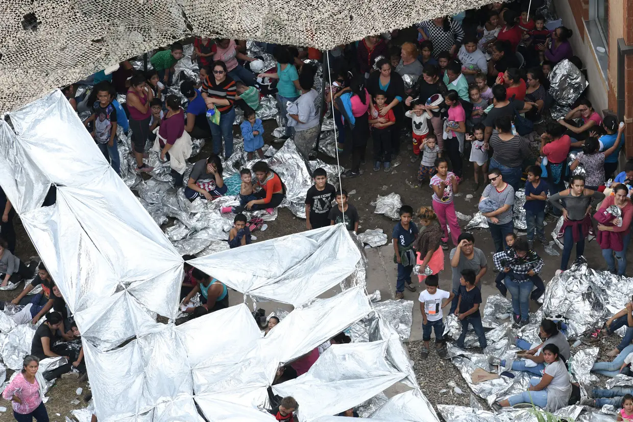 Migrantes num abrigo improvisado junto à fronteira com os Estados Unidos da América, McAllen, Texas.