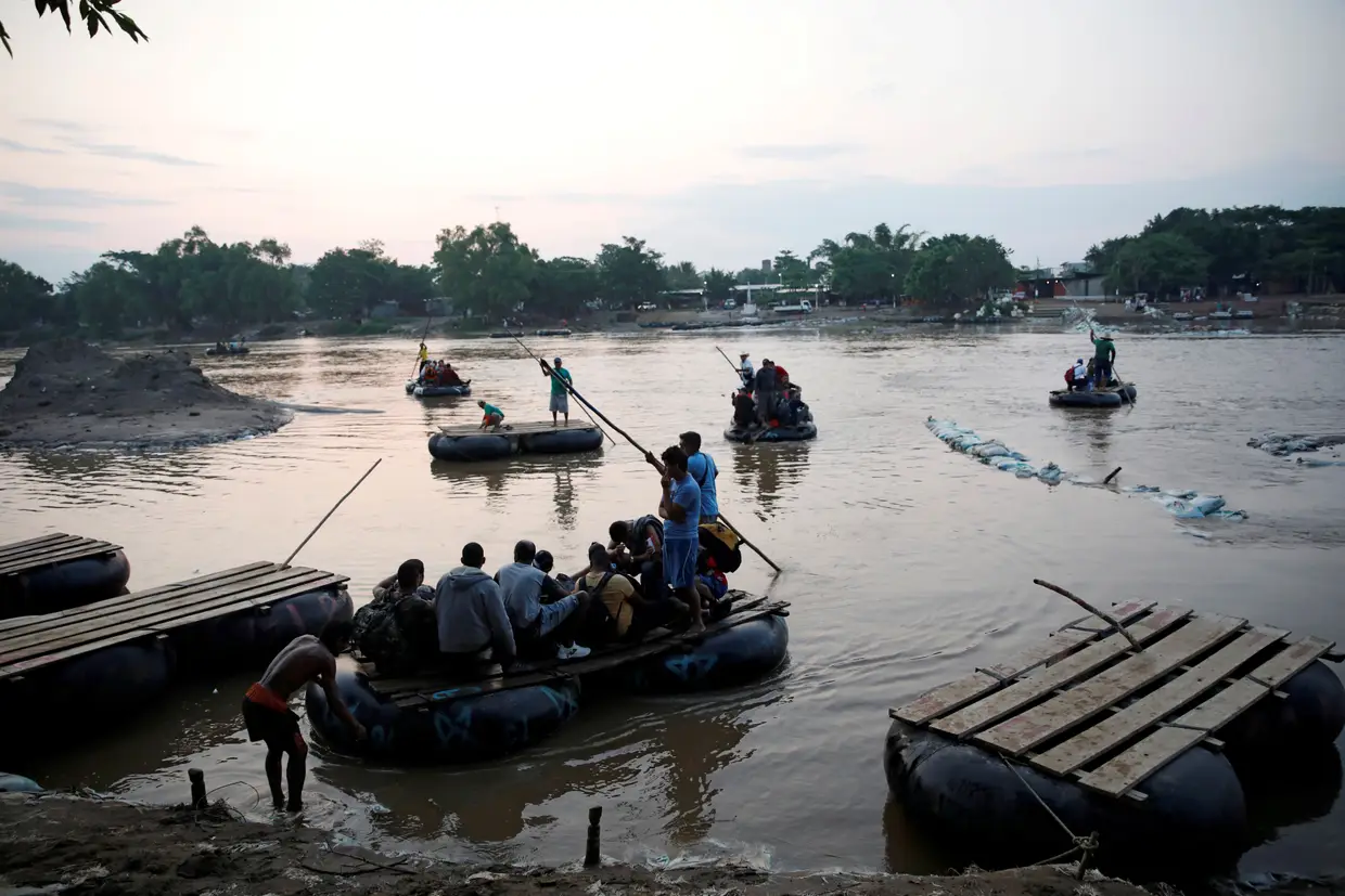 Migrantes cubanos atravessam o rio Suchiate da Guatemala para o México.