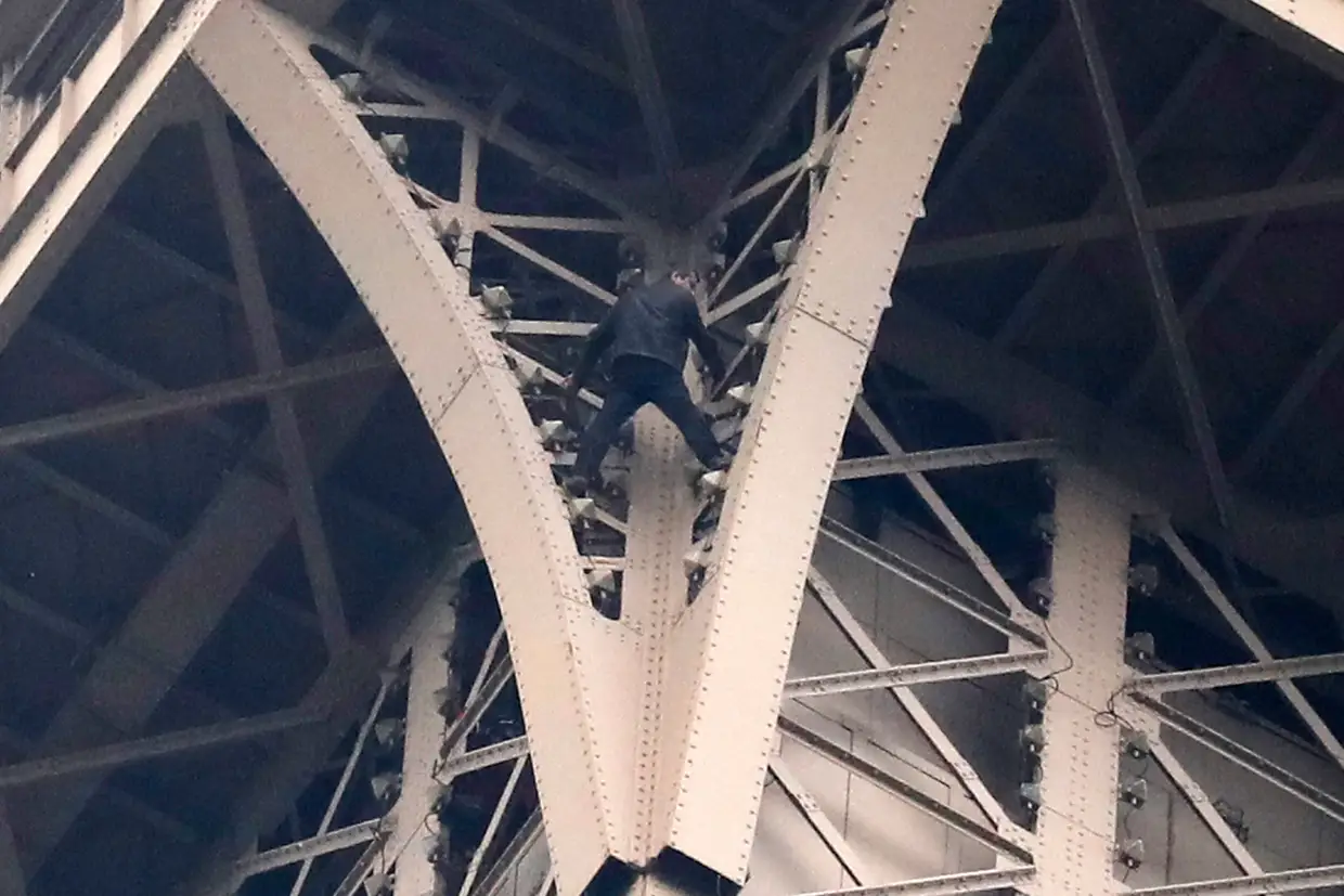A Torre Eiffel foi fechada aos visitantes esta segunda-feira depois de um homem escalar a estrutura. O indivíduo entrou na Torre Eiffel pela forma normal, tendo começado a escalar depois de chegar ao segundo nível.