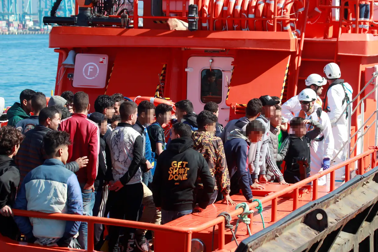 Pelo menos 35 migrantes marroquinos foram resgatados esta segunda-feira junto ao estreito de Gibraltar.