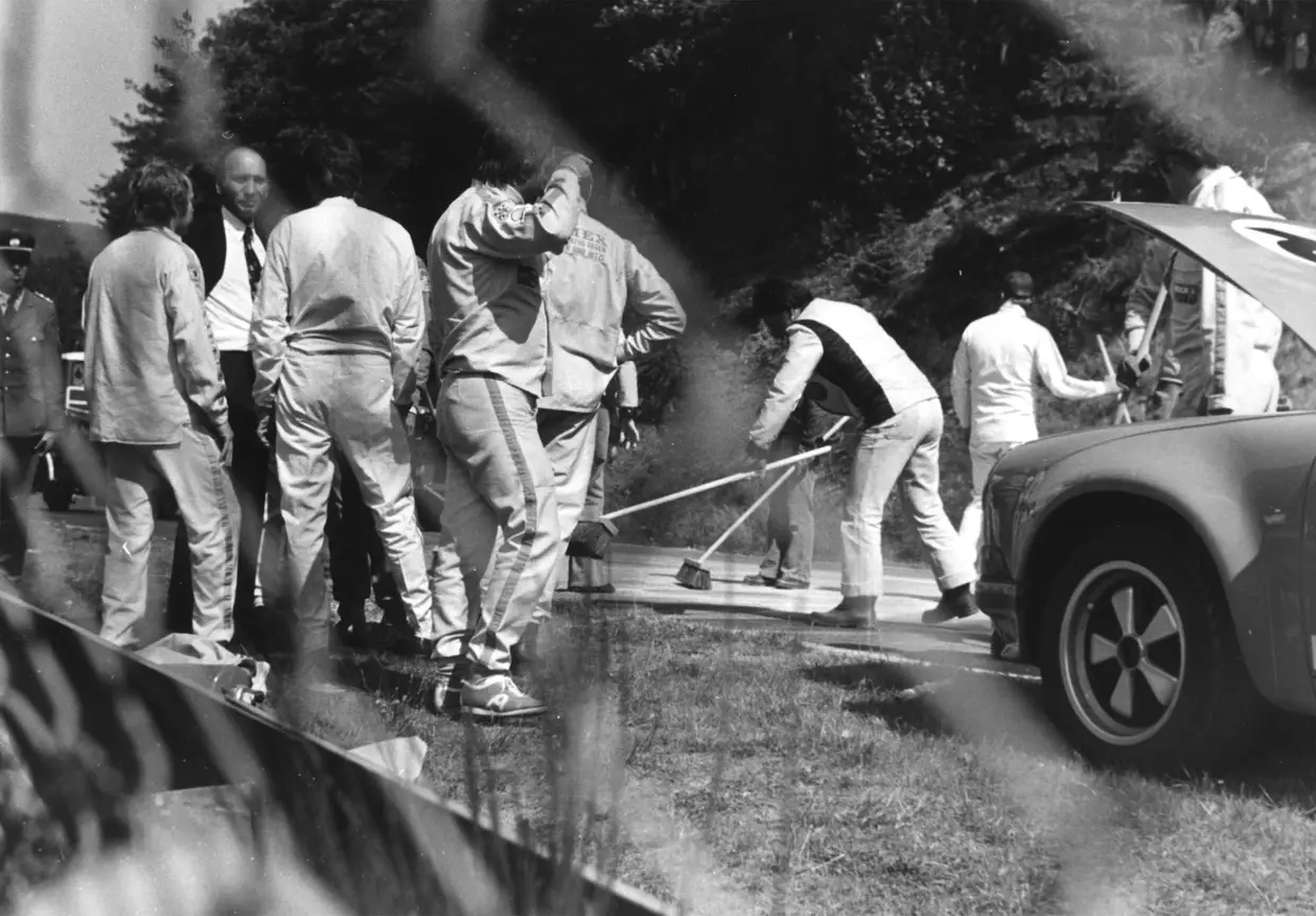 O acidente de agosto de 1976 no circuito alemão de Nuremberga marcou para sempre o piloto austríaco que terá perdido o controlo do seu Ferrari, que se incendiou e deixou o piloto com graves queimaduras e em risco de vida.