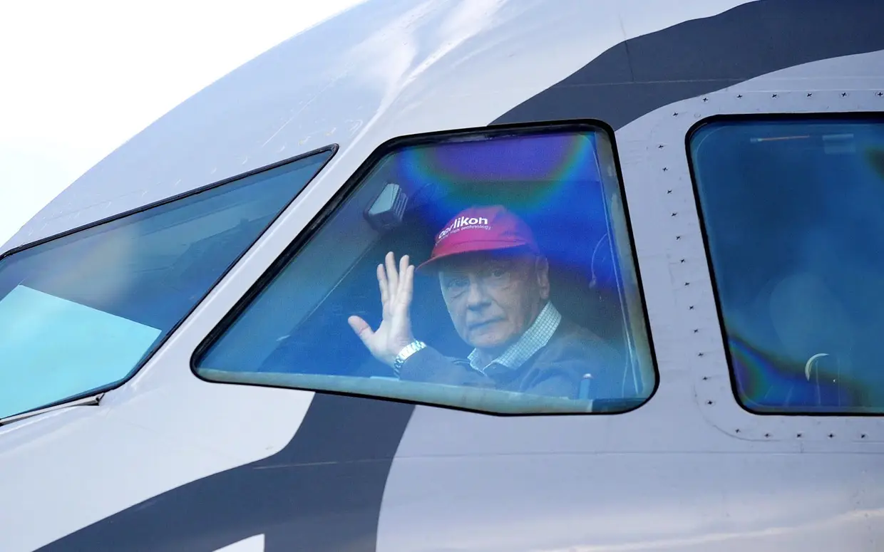 Para além dos carros, Niki lauda fundou uma companhia aérea em 1979, mas só em 1985 é que começou a operar primeiro em voos charter e táxi aéreo e na década de 90 conseguiu a licença para voos internacionais