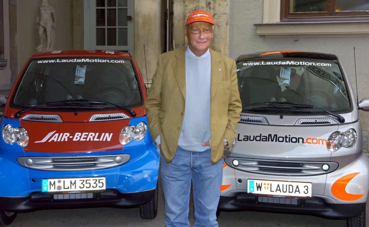 Antigo piloto de F1 envolveu-se em inúmeros projetos, todos relacionados com a mobilidade como nesta apresentação da 'Laudamotion', o seu novo conceito de serviço de aluguer de carros, em Munique, Alemanha, a 29 de setembro de 2004