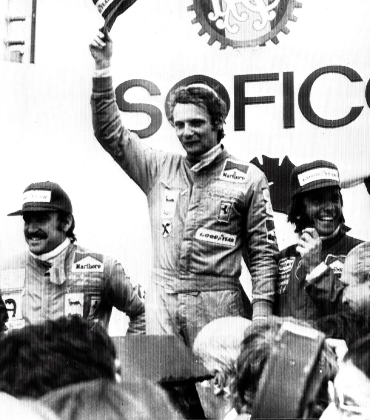 Foto de 28 de abril de 1974 mostra o ex-campeão da Fórmula 1 Clay Regazzoni (E) com Niki Lauda (D) e Emerson Fittipaldi no pódio dos vencedores do Grande Prémio da Espanha (reeditado em 21 de maio de 2019).