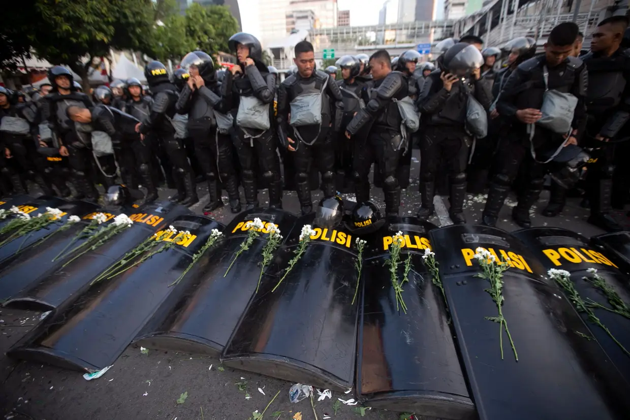 A polícia indonésia prepara medidas de segurança para o anúncio dos resultados eleitorais, em Jakarta.