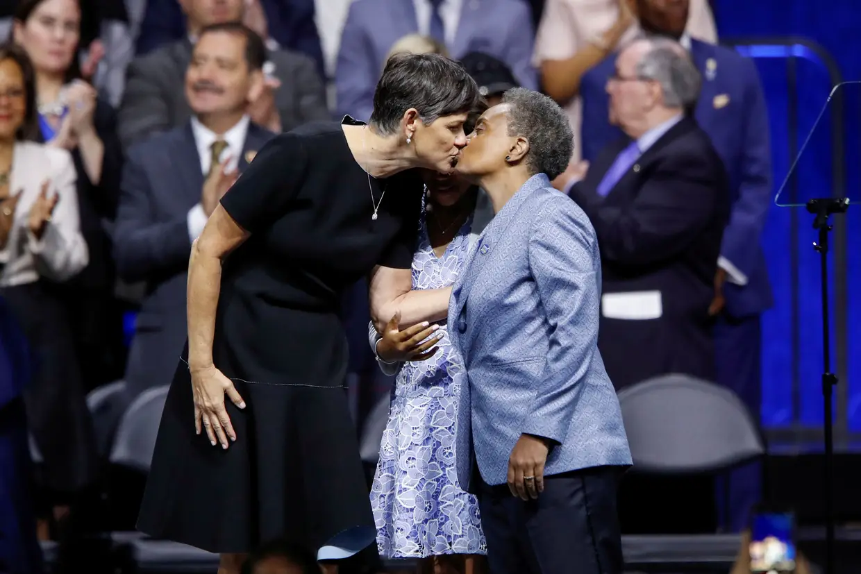 Lori Lightfoot e Amy Eshleman durante a cerimónia de tomada de posse de Lori como autarca de Chicago.