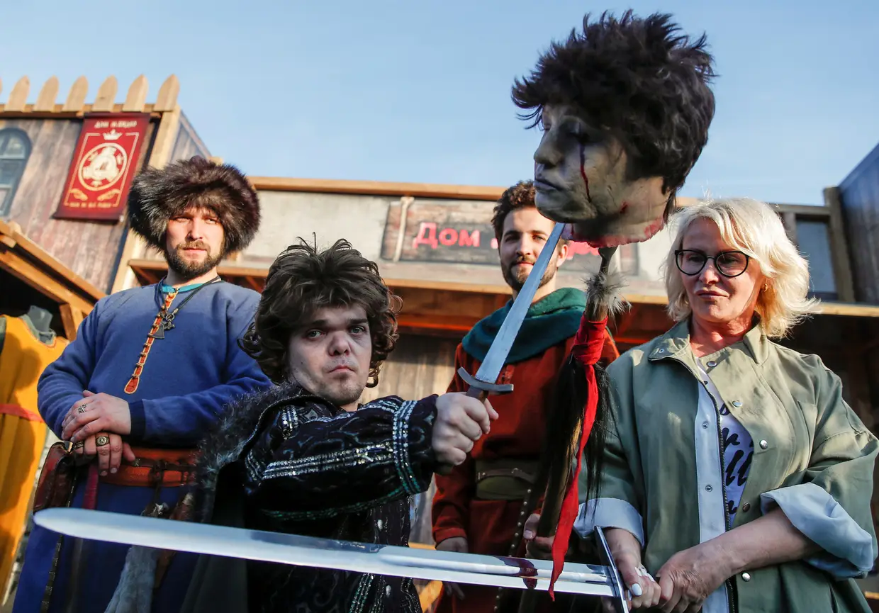 Um ator vestido de Tyrion Lannister no âmbito da emissão do último episódio de "A Guerra dos Tronos".