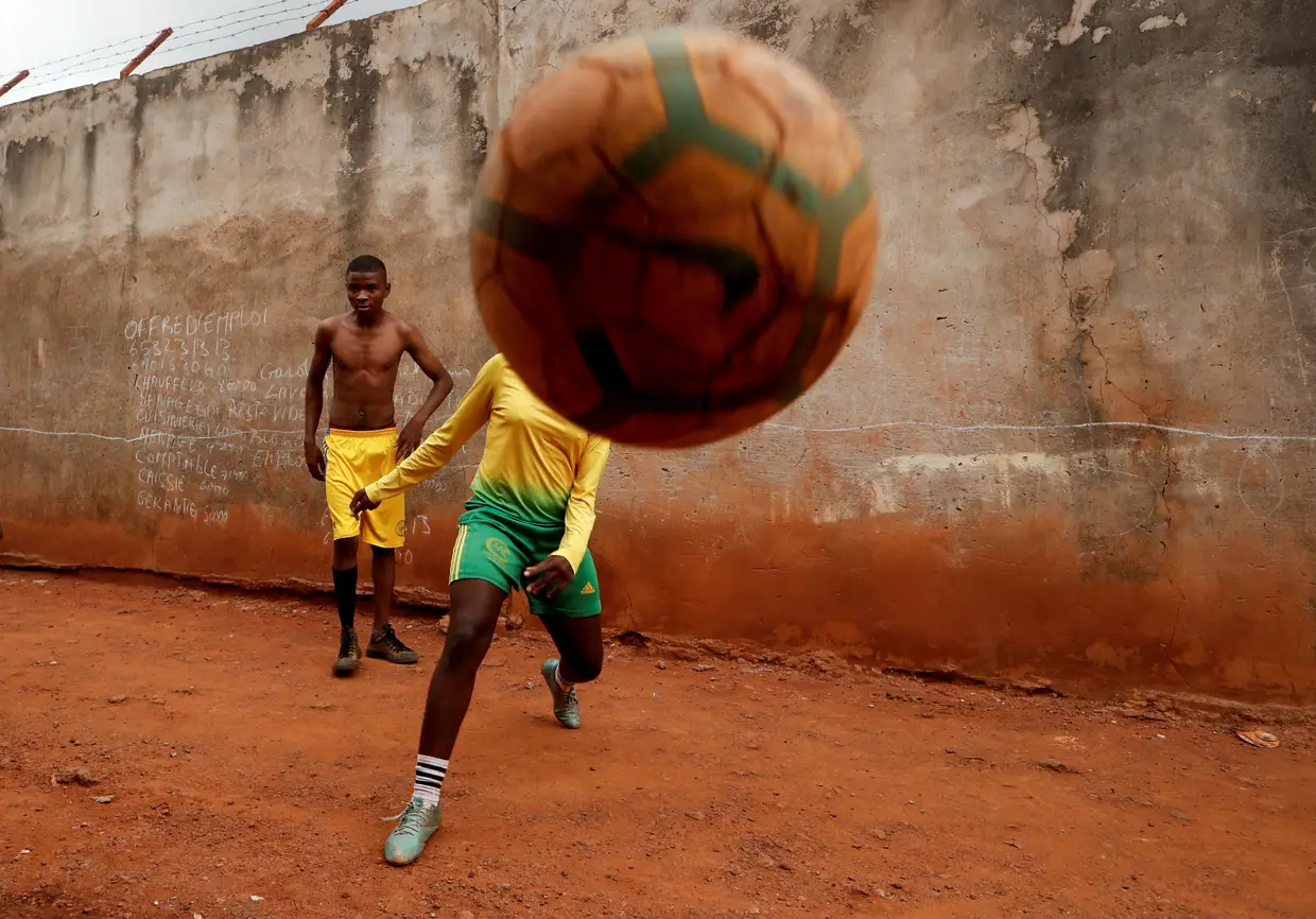 Gaelle Dule Asheri, 17 anos, é uma das primeiras raparigas a ser treinada por treinadores profissionais de futebol numa Academia em Yaounde, Camarões.