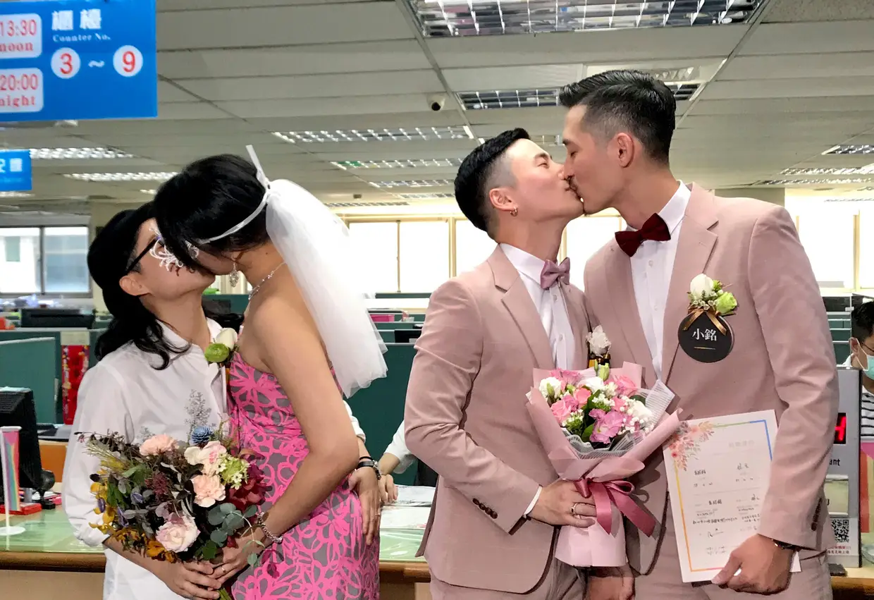 Dois casais recém-casados em Taipei, em Taiwan. O país legalizou o casamento entre pessoas do mesmo sexo na semana passada.