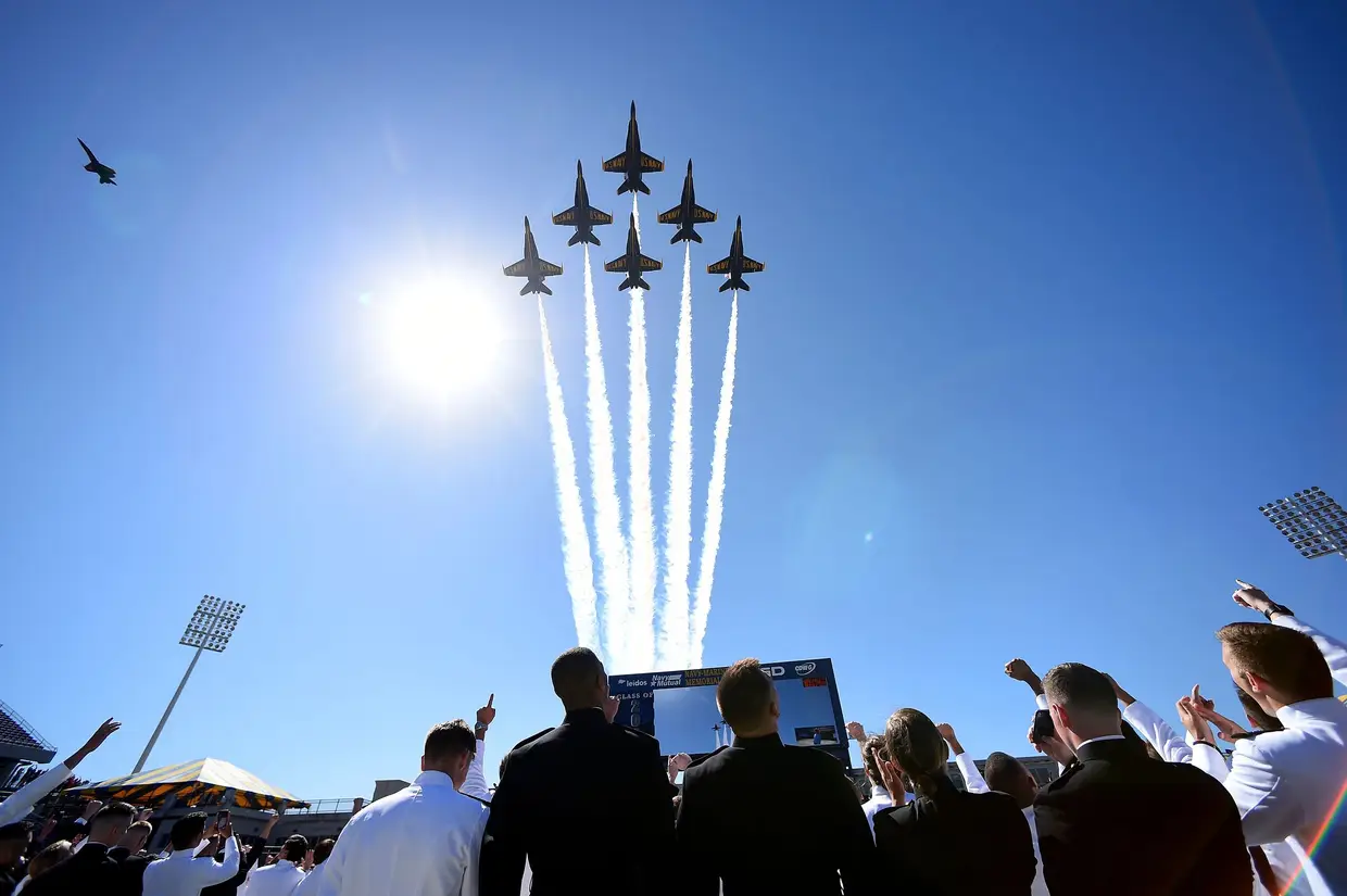 Equipa de Demonstração Aérea da Marinha dos Estados Unidos, Blue Angels, voa durante uma cerimónia da Academia Naval dos EUA
