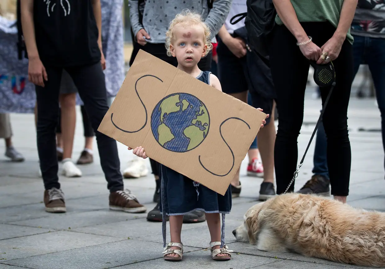 Uma criança participa no protesto pelo clima em Vilnius, na Lituânia