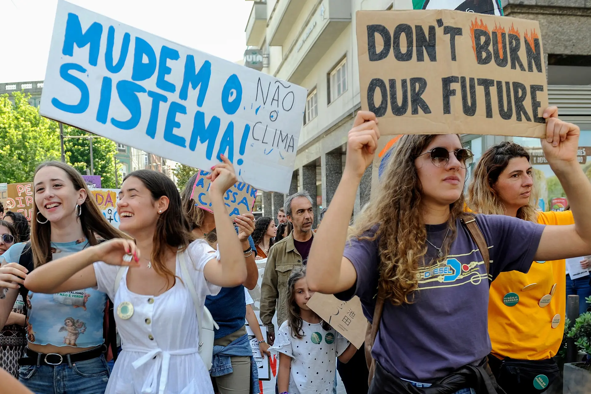 Mais De Mil Estudantes Manifestam Se No Porto Em Defesa Do Planeta