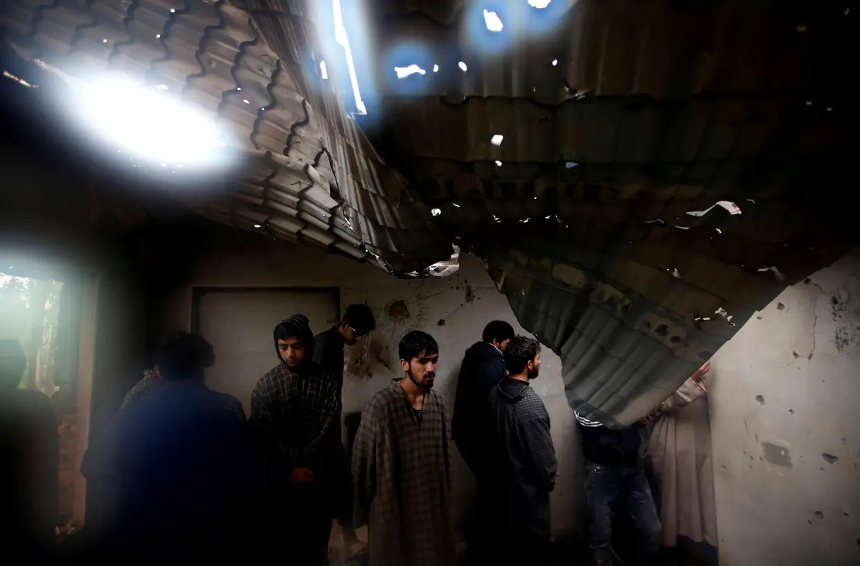 Casa danificada durante uma batalha entre a Al Qaeda e as forças de segurança indianas em Caxemira