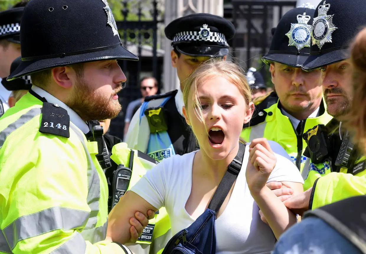 Polícia intervém no protesto pelo clima em Londres, no Reino Unido