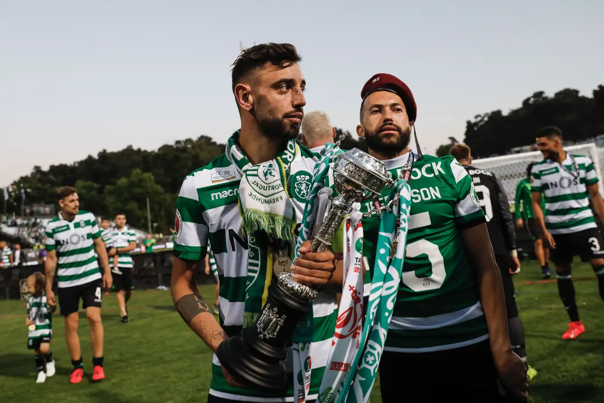 Jefferson ao lado de Bruno Fernandes durante os festejos na final da Taça de Portugal