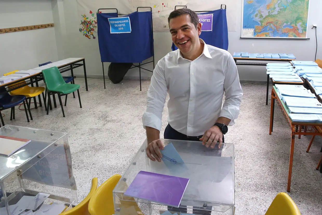 Primeiro-ministro grego Alexis Tsipras vota para três eleições: europeias, regionais e locais.